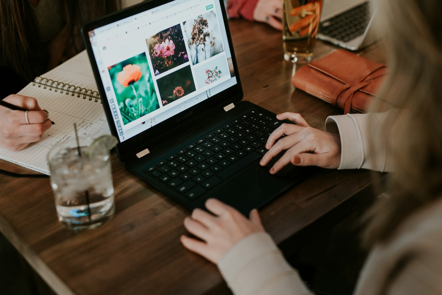 Transforming Casual Readers into a Dedicated Community